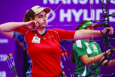 10月18日，2025射箭世界杯总决赛在细雨中的南京眼旅游区南京奥林匹克博物馆广场开赛。图为女子复合弓比赛现场。 南京日报/紫金山新闻记者 冯芃 摄