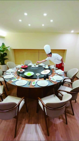 陈亮在摆盘。受访者供图