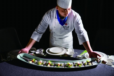 把酒店菜肴搬到客户家。 受访者供图