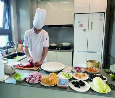 陈亮在做菜。 受访者供图