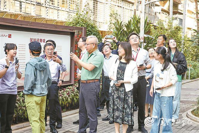 深田社区工作人员向总编辑和采编部门负责人分享他们在服务居民中的具体做法。（厦门日报全媒体记者  陈立新  摄）
