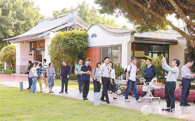 总编辑和采编部门负责人参观筼筜湖片区美景。（厦门日报全媒体记者  陈立新  摄）