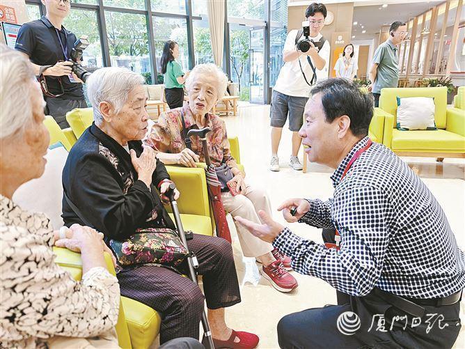 参与活动的西安报业传媒集团（西安日报社）总编辑程建设在象屿慈爱老年养护中心与老人们交流。（厦门日报全媒体记者 吴慧泉 摄）