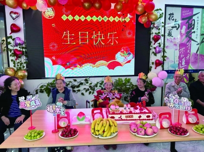 社区给老人集体过生日，左三为百岁老人林静娴。 幕府西路社区供图