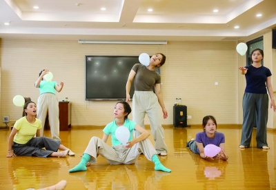 舞蹈治疗专业课上，同学们运用音乐元素，通过气球等道具进行身体觉察练习。