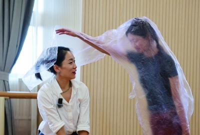 在课堂上，刘珊珊老师指导舞蹈治疗专业新生通过探索动作背后的心理状态，学习如何读懂身体的语言。