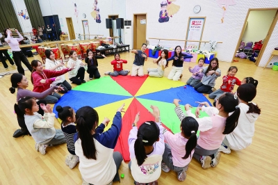 舞蹈治疗专业的同学们来到南师附中燕子矶新城学校小学部，与舞蹈社团的小朋友用彩虹伞进行舞蹈交流。
