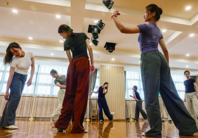 传统舞蹈课堂侧重于动作的规范与美感，舞蹈治疗则以身体为表达媒介，成为一种被看见的语言。