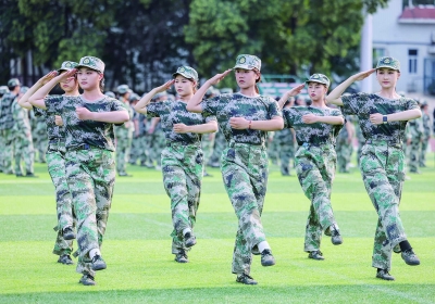 军训期间，舞蹈治疗专业2025级新生不仅掌握了军事技能，更淬炼了意志品质，展现出南特师学子的精神风貌与毅力。