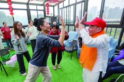 刘珊珊老师带领舞蹈治疗专业的同学们开展“行走的博爱课堂”志愿服务活动，她们来到栖霞区常春藤老年服务中心，通过舞蹈服务社会，给予长者身心的陪伴。