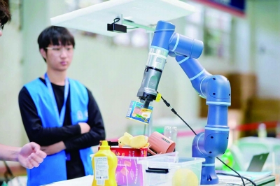 机器人正在进行自主抓取挑战︐参赛选手紧张调试。 企业供图