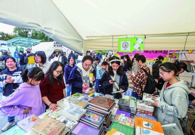 众多读者驻足挑选图书。