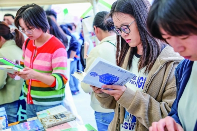 读者在南京文学书集现场阅读书籍。