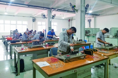 在东华汽车实业有限公司培训中心，学员正在进行电工基础技能项目考试。