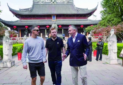 11月4日，参赛选手在夫子庙大成殿参观。 南京日报/紫金山新闻记者 冯芃 董家训 摄 