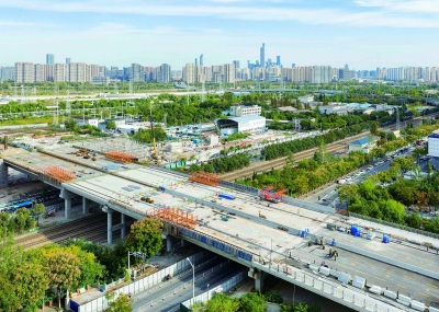 11月3日，岱山中路北延工程涉铁段全线架通，为项目通车运营按下“加速键”。岱山中路北延工程是岱山保障房片区交通补短板的重要工程，全长约1.64公里。作为我市重点民生工程，岱山中路北延工程建成后将大幅加强宁芜铁路两侧地块的交通联系，串联天保桥路、宁芜公路、绕城公路、龙藏大道等11条道路，形成区域交通微循环，有效缓解周边道路通行压力。南京日报/紫金山新闻记者 冯芃 摄