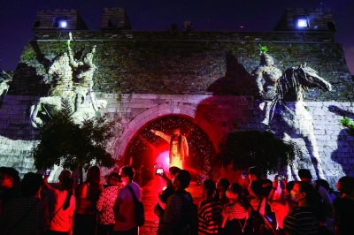 暮色降臨，中華門甕城內(nèi)上演大型沉浸式光雕藝術(shù)演出。