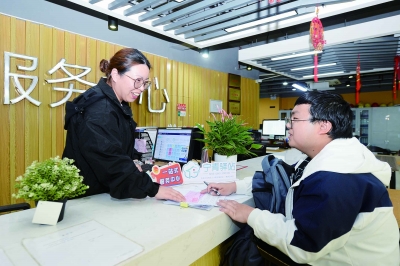 应届毕业生刘华坤来到雨花台区软件谷宁青驿站（菁英公寓店），顺利入住干净整洁的公寓。 南京日报/紫金山新闻记者 孙中元 摄
