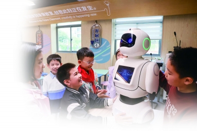 力学小学的学生在课堂上与智能机器人互动。