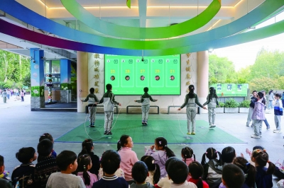 力学小学的学生在AI智慧操场上跳绳。