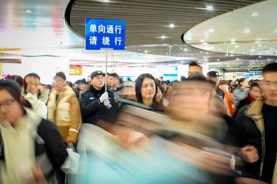 地铁站内，执勤警力设置引导指示标识，做好人员进出分流。 南京日报/紫金山新闻记者 段仁虎 摄