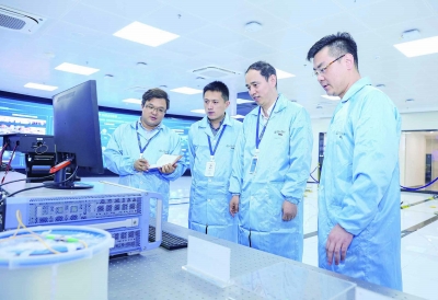 紫金山实验室内，科研人员正铆足干劲开展技术攻关。（本报资料图片） 南京日报/紫金山新闻记者 冯芃 摄