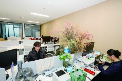  在OPC社区，创业团队依靠AI工具和个人能力，在代码、数据等领域开拓自己的事业。