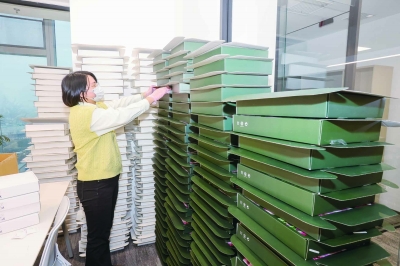 亲橙OPC社区里，一位创业者正在打包准备发往境外的货品。