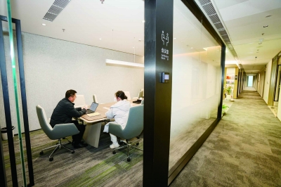 亲橙OPC社区首期配有508个工位及共享会议室、路演厅等公共配套，目前已集聚30余个创业团队。