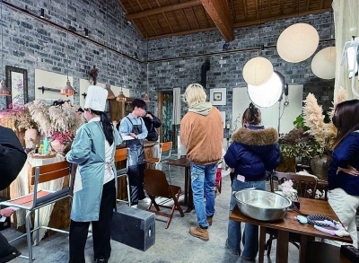 微短剧《天降小红娘》拍摄现场。 受访者供图