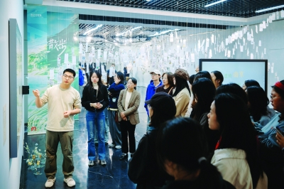 “美学散步——南京城市美学感知计划结项”展，以“读城”为线索，将整座南京化作一本立体的美学教科书，通过三行诗互动区、市民开放麦、梧桐树心愿墙等沉浸式环节，邀请观众以艺术之眼“阅读”城市。 南京美术馆供图