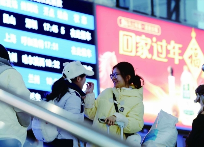 旅客在南京火车站候车。