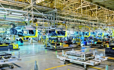 2月24日，南汽江北新区基地产线一片繁忙，工人加紧生产汽车。 通讯员 潘多 南京日报/紫金山新闻记者 孙中元 摄