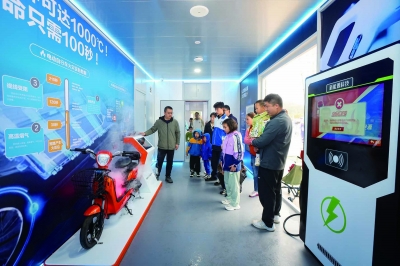 南京市“119”消防在南京科技馆广场举行宣传活动，通过“看学练玩”的方式，带来沉浸式体验。 南京日报/紫金山新闻记者 段仁虎 摄