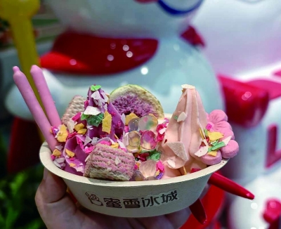 蜜雪冰城南京旗舰店的甜品。 南京日报/紫金山新闻记者 田诗雨 摄