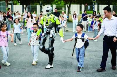9月1日开学首日，南京师范大学附属中学栋梁学校迎来AI人形机器人值守“送学岗”。 南京日报/紫金山新闻记者 段仁虎 摄