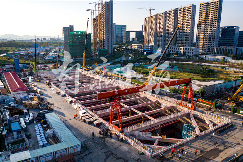 近日，地铁9号线水西门大街站的施工现场，车站主体结构即将完成。水西门大街站不仅是9号线最大的车站，还将是南京首个“双岛三线车站”，未来乘客不用出站，直接在站内乘坐接驳线列车，换乘地铁2号线。南报融媒体记者 段仁虎摄