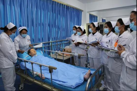 墨竹工卡县人民医院模拟技能培训中心护理人员正在培训中。摄影：洛克  嘎色