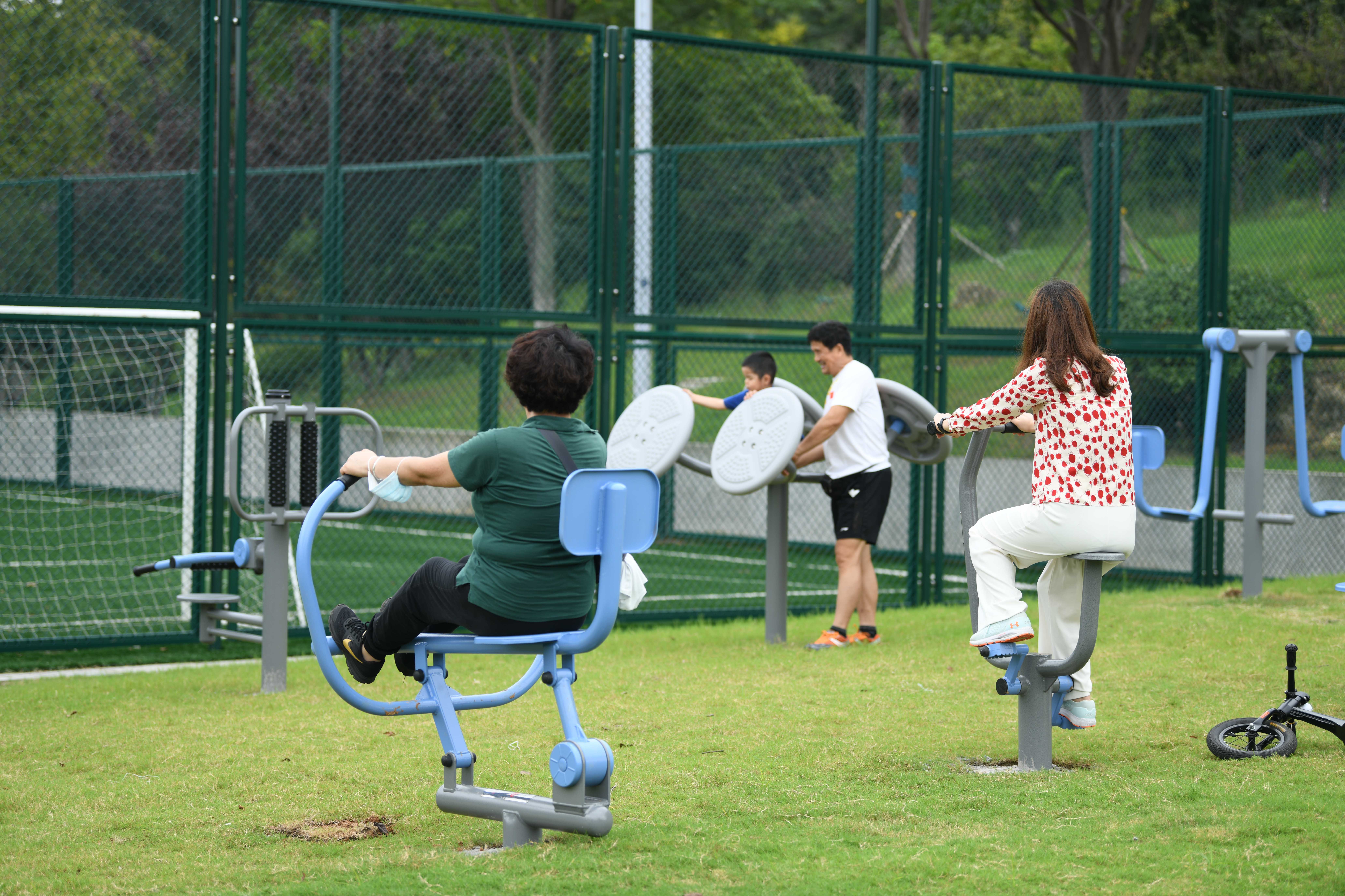市民在羊山公园健身器材区锻炼身体  南京仙林大学城管委会供图