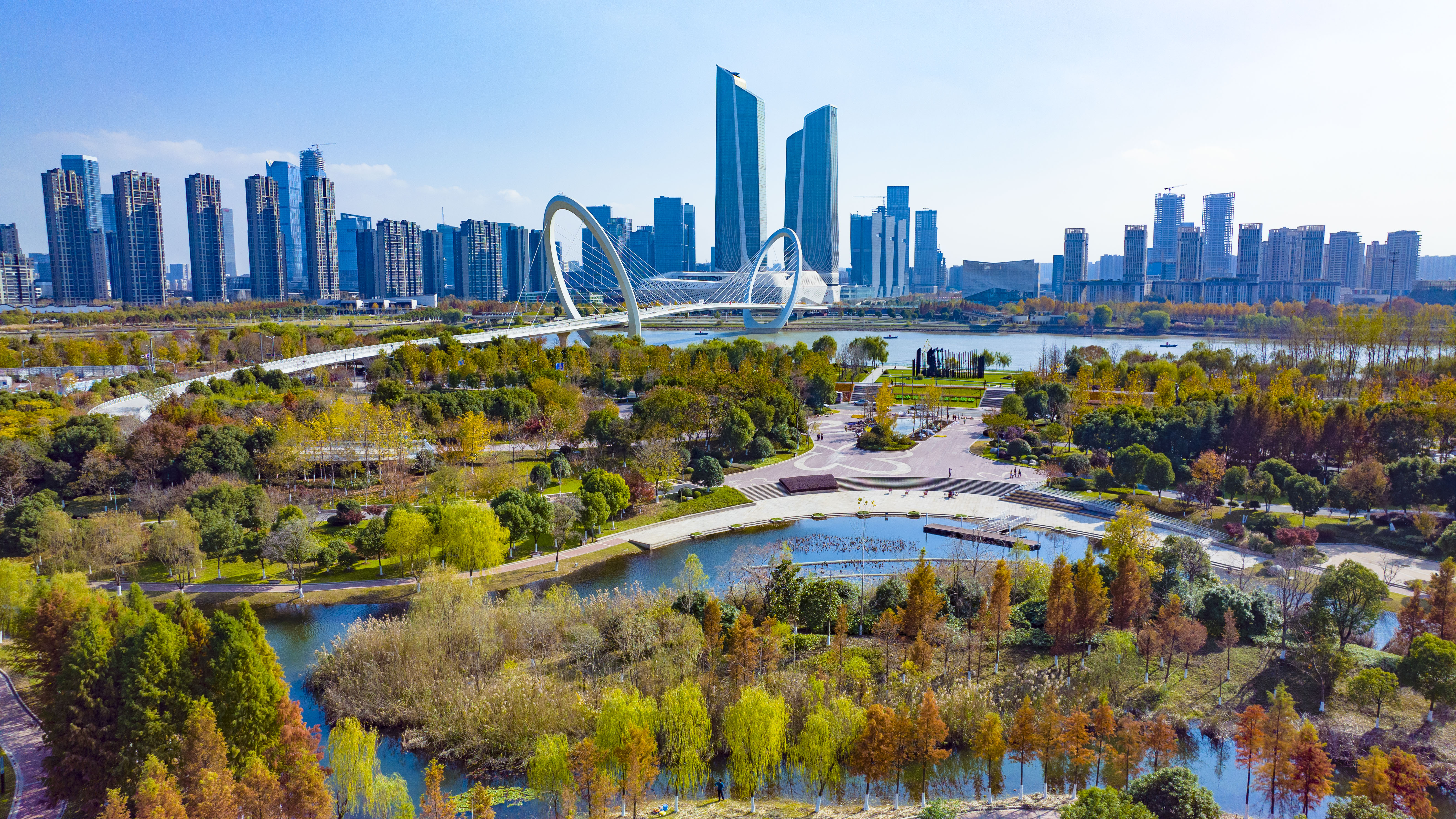 连日来,不少市民来到青奥森林公园附近游玩休闲,欣赏醉人的滨江秋色.