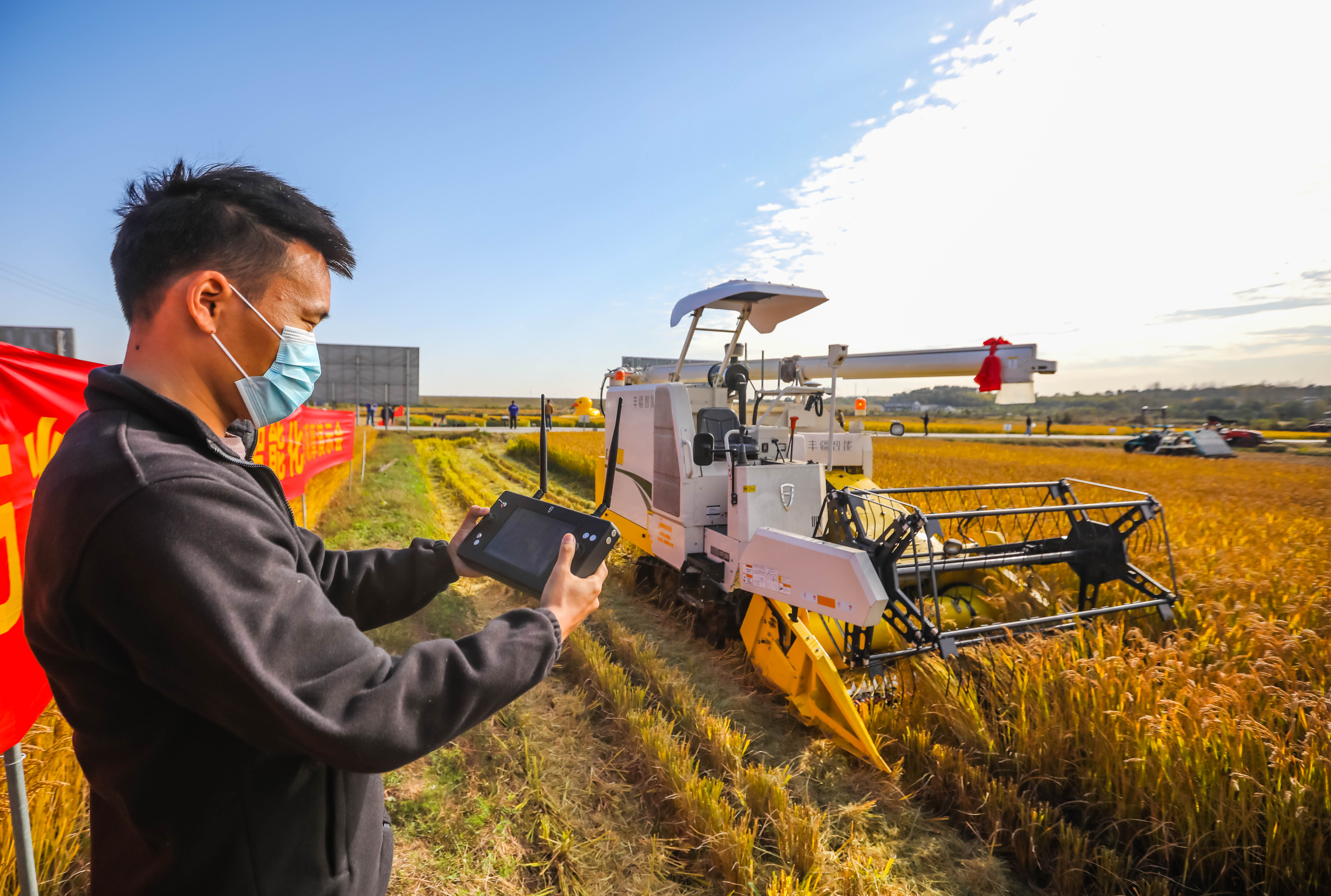 江苏艾津农业科技服务有限公司“新农人”正在操控无人收割机。南报融媒体记者 董家训摄