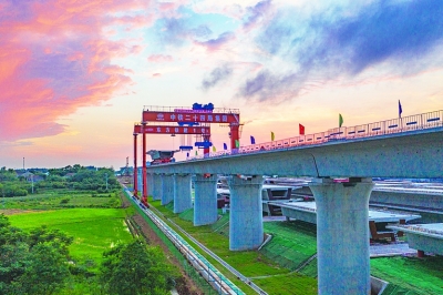 南沿江城际铁路二标箱梁架设