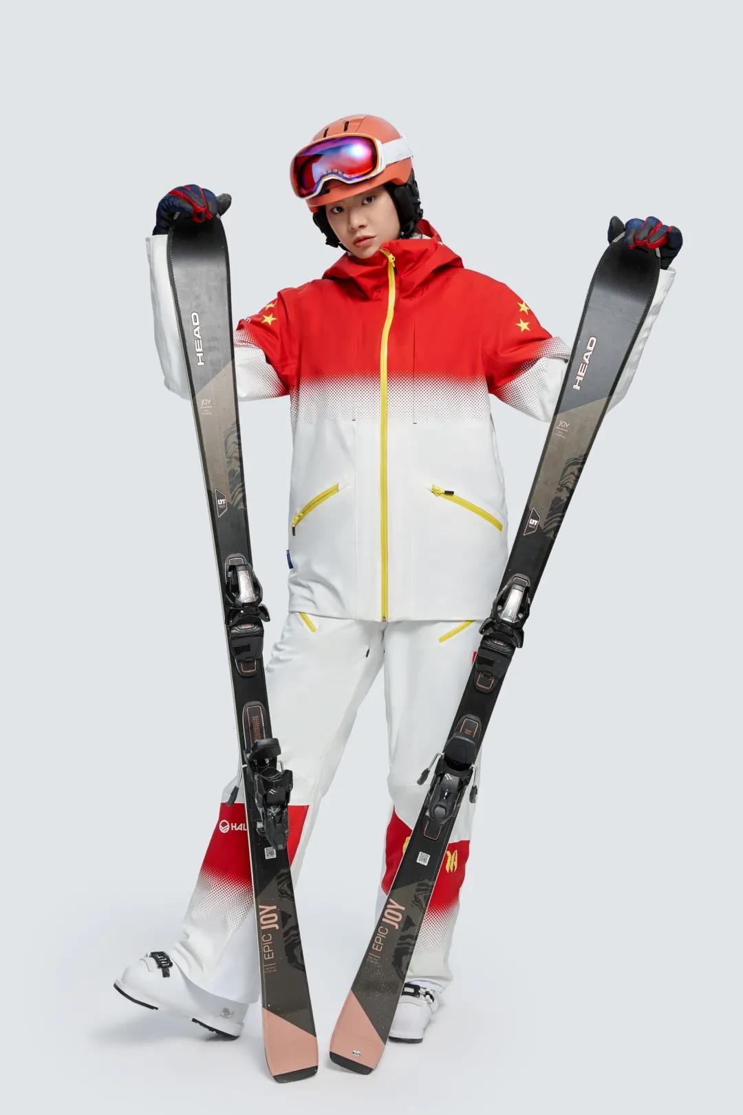 2022中国自由式滑雪雪上技巧国家队队服。