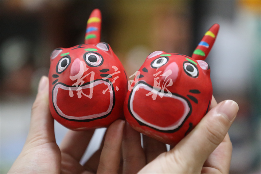 南京泥人传承人巧手捏出虎年泥塑