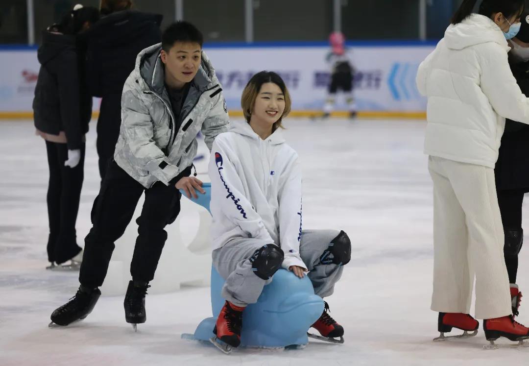 市民在南京奥体中心冰上运动俱乐部滑冰、打冰球，享受冰上运动乐趣。