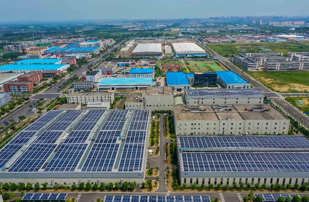 日前，六合开发区利德东方橡塑科技股份有限公司将其厂房屋顶上安装了大面积的太阳能光伏电板，在源头上使用清洁能源。