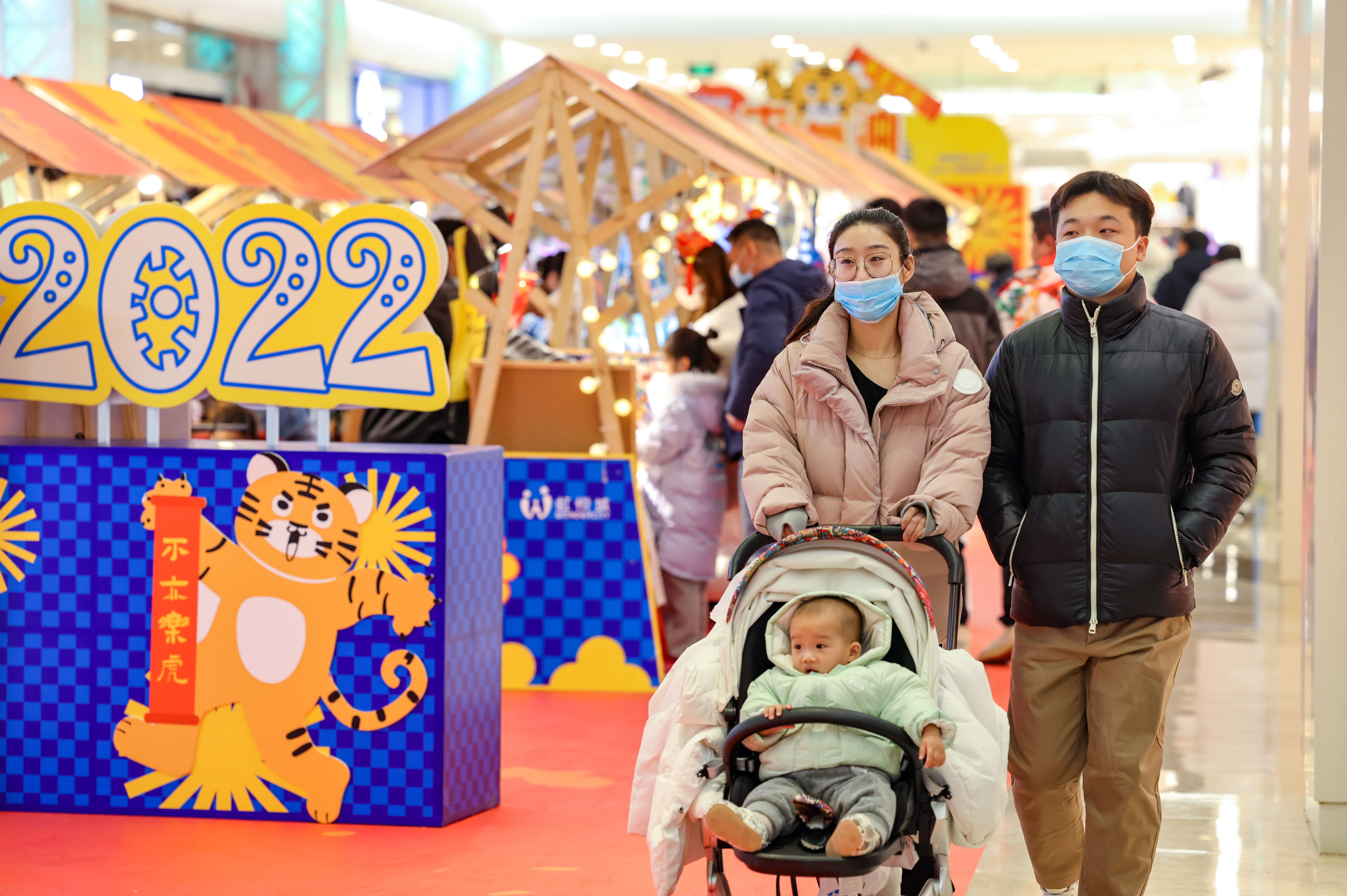 春节长假，不少市民选择前往大型商超等室内场所逛街、购物。南京日报/紫金山新闻记者 段仁虎摄