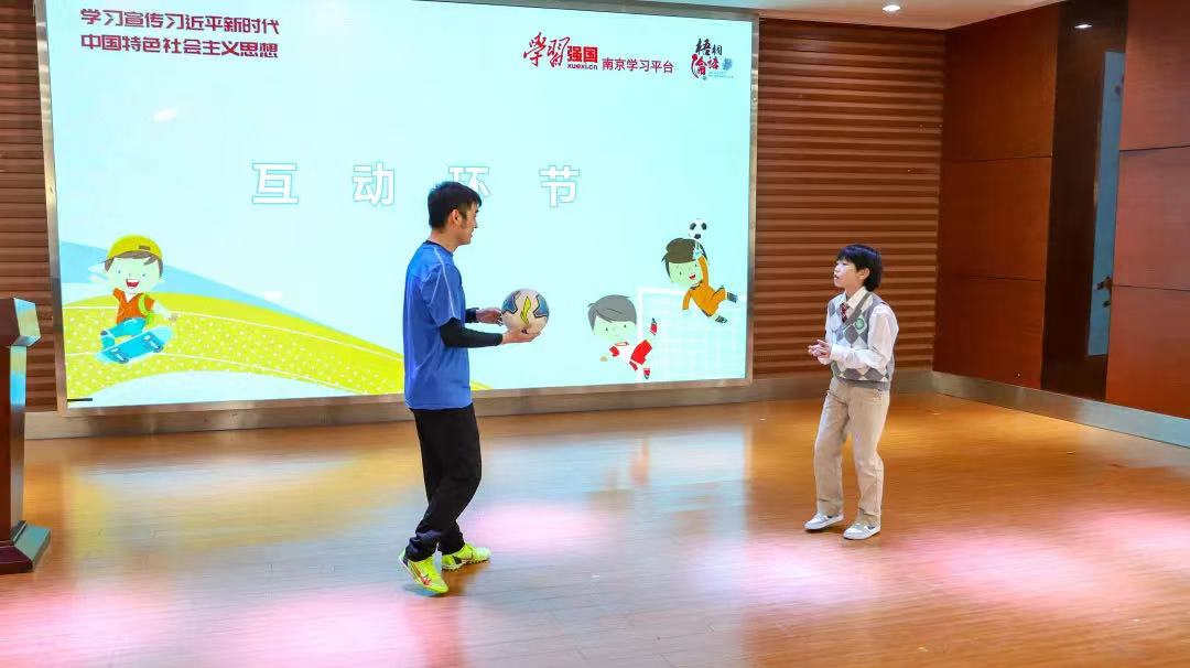 亚足联-中国足协C级教练员高羽向学生们讲授足球技术