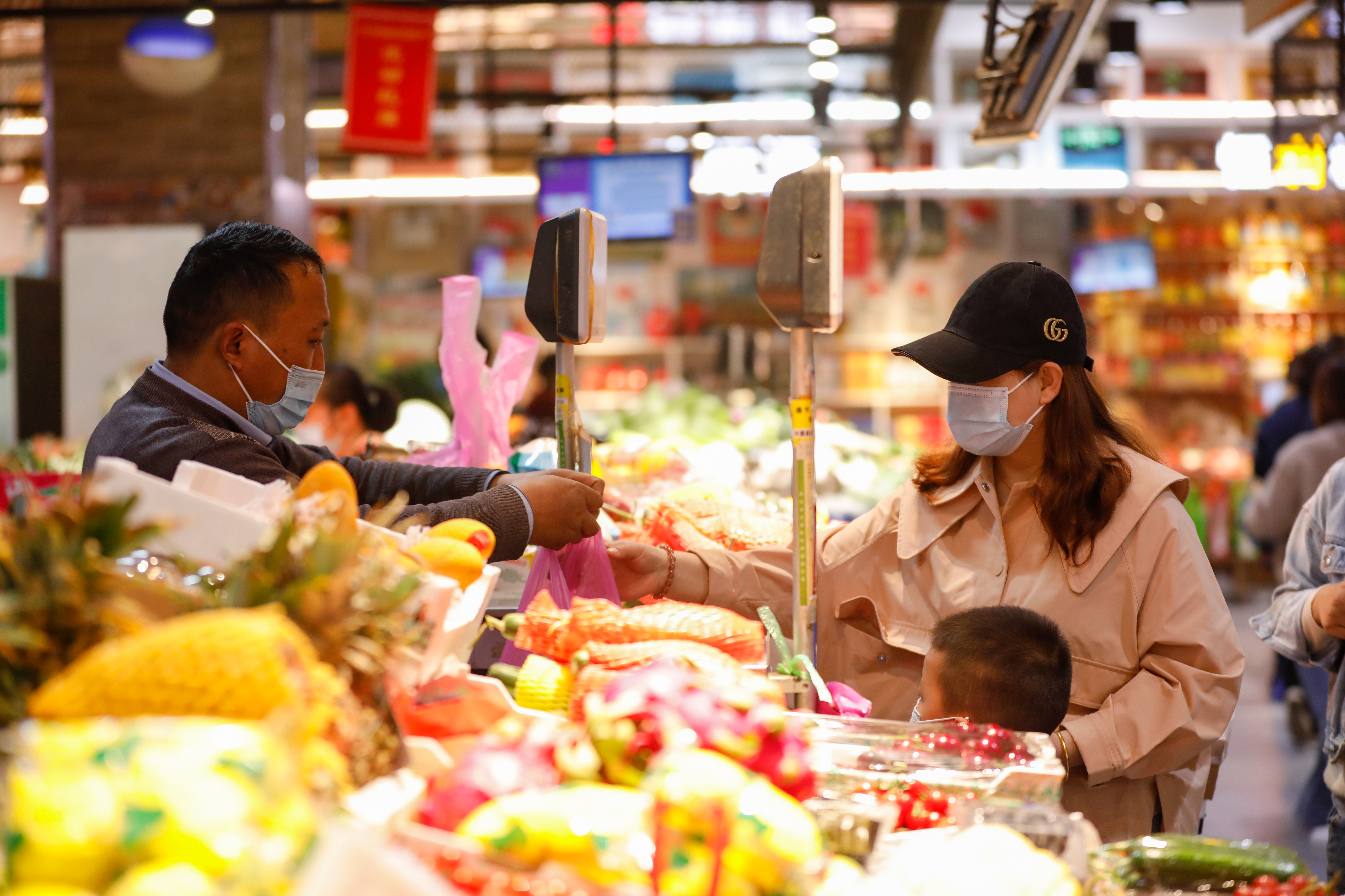 近日，南京江宁区农贸市场、蔬果集市等严格落实疫情防控措施，保障市民消费环境安全，满足市民日常需求。通讯员 王俊 南京日报/紫金山新闻记者 冯芃 摄