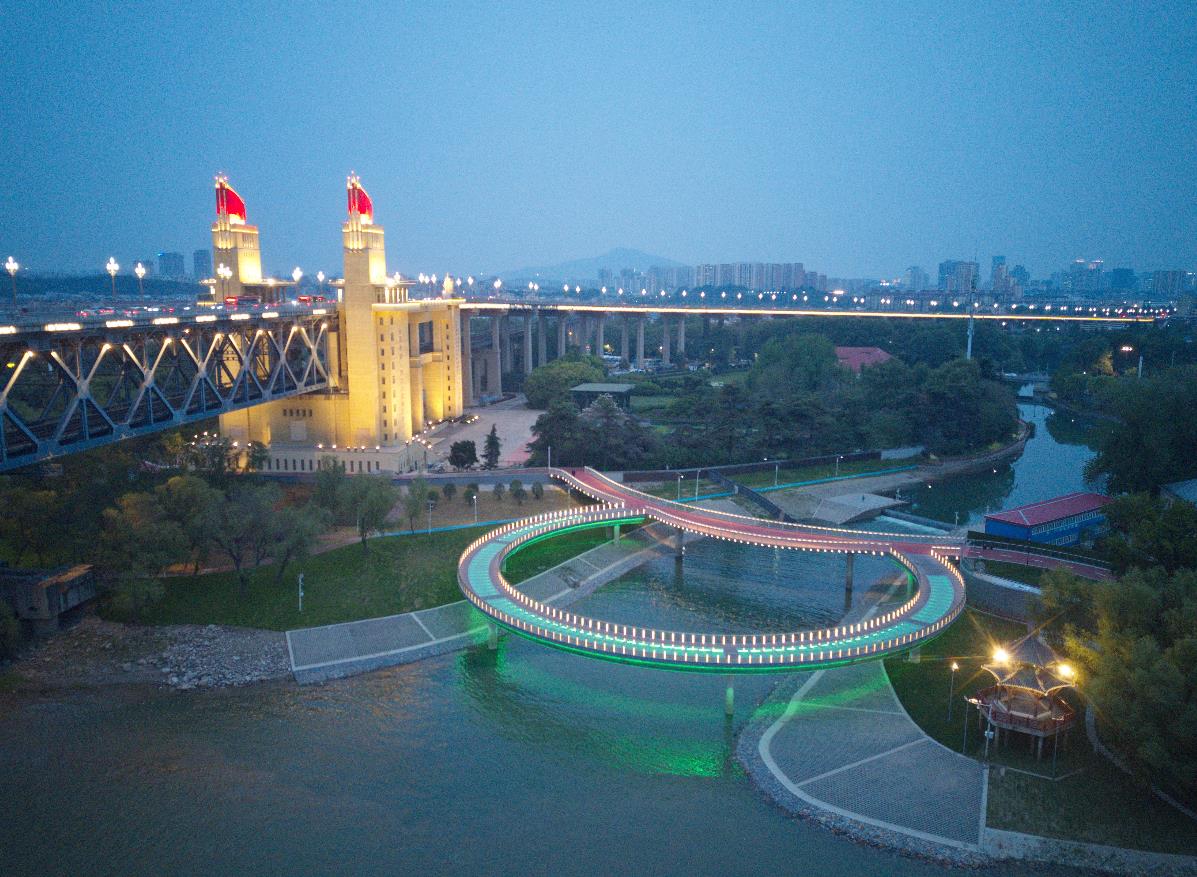 金川河入江口新添景观桥